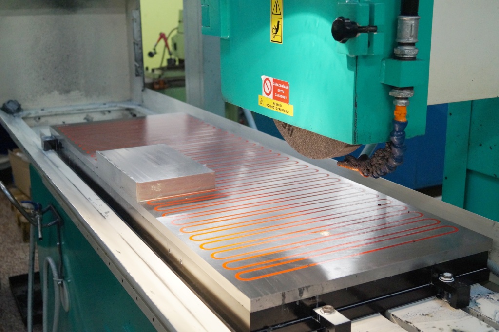 Differences between permanent magnets, electropermanent magnets and electromagnets